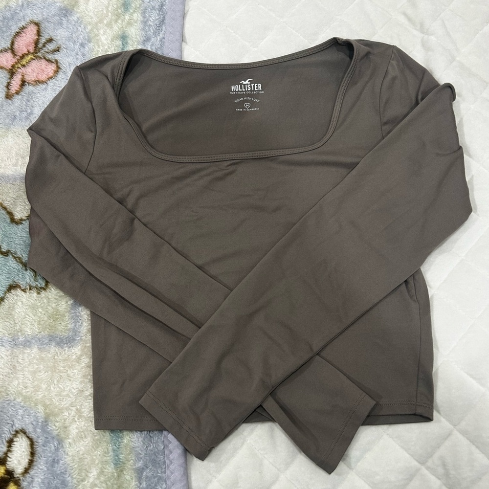 Hollister Women’s Long Sleeve Very Soft 
Size: M
